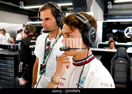 FEDERER Roger, Tennisspieler, mit DE VRIES Nyck (NED), Reservefahrer des Mercedes AMG F1 Teams, Portrait während des Formel 1 Pirelli Grand Premio de Espana 2022, 6. Lauf der FIA Formel 1 Weltmeisterschaft 2022, auf dem Circuit de Barcelona-Catalunya, vom 20. Bis 22. Mai 2022 in Montmelo, Spanien – Foto DPPI Stockfoto