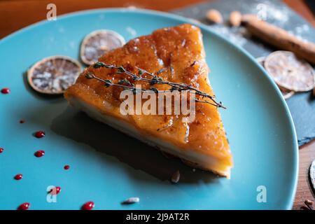 Schneiden Sie frischen Käse oder Kuchen mit Mousse und Rahm und Karamellkruste Stockfoto