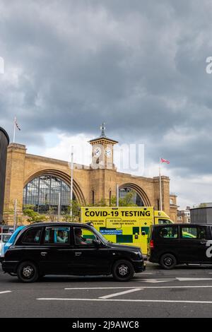 Ein Krankenwagen, der Covid-19-Tests liefert, steht vor dem Bahnhof Kings Cross. London, Großbritannien Stockfoto