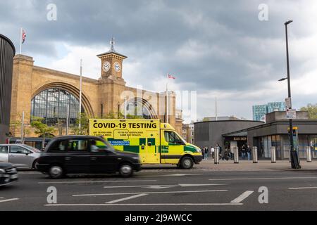 Ein Krankenwagen, der Covid-19-Tests liefert, steht vor dem Bahnhof Kings Cross. London, Großbritannien Stockfoto