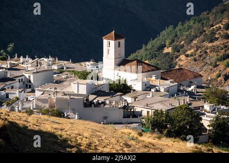 Erhöhter Blick auf das Dorf Capileira im Morgenlicht, Las Alpujarras, Sierra Nevada Nationalpark, Andalusien, Spanien Stockfoto