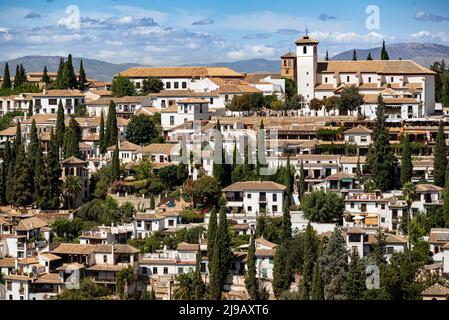 Panorama auf die Albaicín, das historische Stadtzentrum von Granada mit seinen charakteristischen weißen Häusern und die Kirche San Nicolás und Aussichtspunkt, Spanien Stockfoto