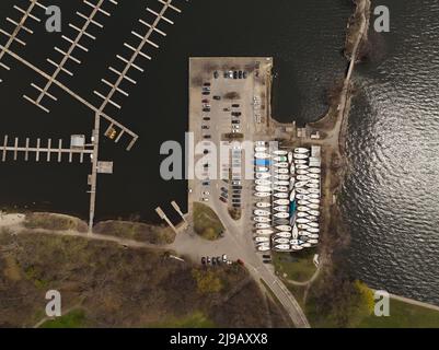 Eine Luftaufnahme über einem großen Bootshafen, gesehen in der Nebensaison mit jedem leeren Wasserhafen und Booten auf Land Lagerung gesehen. Stockfoto