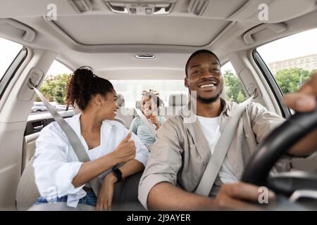 Glücklich Schwarze Familie Fahren Eigene Auto Gestikulierenden Daumen Nach Oben Stockfoto