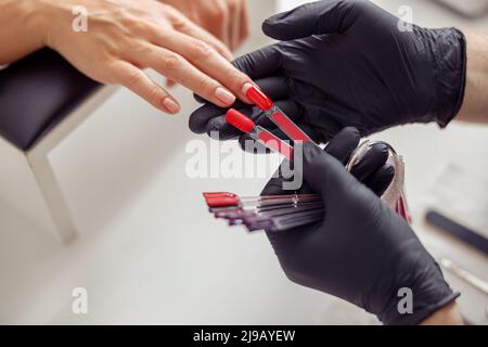 Professioneller Nagelmeister, der perfekte Maniküre im Salon macht Stockfoto