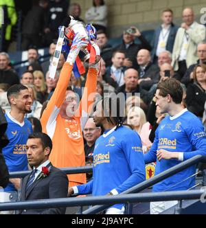 Hampden Park.Glasgow.Schottland, Großbritannien. 21.. Mai 2022. Rangers vs Heart of Midlothian. Scottish Cup Final 2022 Torwart Allan McGregor (#1) von Rangers FC mit Trophäe Credit: eric mccowat/Alamy Live News Stockfoto