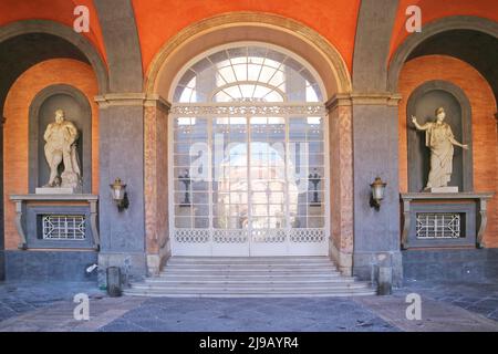 Bild von Details des Innenhofs des königlichen Palastes von Neapel in Italien. Stockfoto