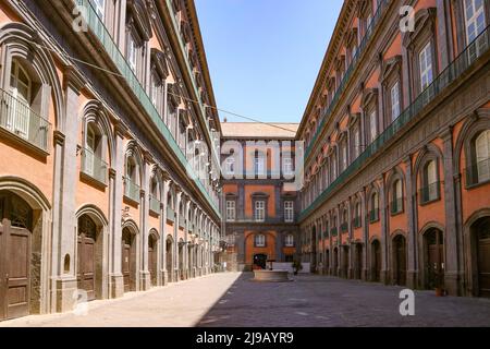 Bild von Details des Innenhofs des königlichen Palastes von Neapel in Italien. Stockfoto