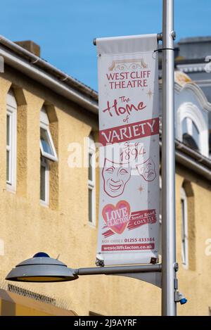 Werbebanner des West Cliff Theatre in Clacton on on Sea, Essex, Großbritannien. Die Heimat der Vielfalt seit 1894. Ich Liebe Clacton Stockfoto