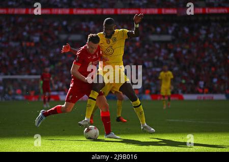 Diogo Jota aus Liverpool und Antonio Rudiger aus Chelsea - Chelsea gegen Liverpool, das Finale des Emirates FA Cup, Wembley Stadium, London - 14.. Mai 2022 nur zur redaktionellen Verwendung Stockfoto