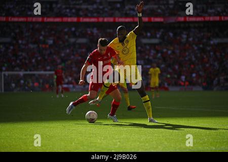 Diogo Jota aus Liverpool und Antonio Rudiger aus Chelsea - Chelsea gegen Liverpool, das Finale des Emirates FA Cup, Wembley Stadium, London - 14.. Mai 2022 nur zur redaktionellen Verwendung Stockfoto