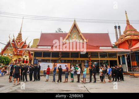 Bangkok, Thailand. 22.. Mai 2022. Menschen, die in einer Schlange stehen, um während der Abstimmung über den neuen Gouverneur von Bangkok in einem Wahllokal in einem Tempel ihre Stimme abzugeben. Die Wahl des neuen Gouverneurs von Bangkok wird die erste dieser Wahlen seit neun Jahren seit 2013 sein, nachdem das Militär im Putsch von 2014 die Macht ergriffen hat. (Foto von Chaiwat Subprasom/SOPA Images/Sipa USA) Quelle: SIPA USA/Alamy Live News Stockfoto