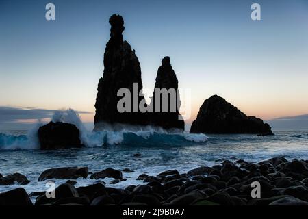 Wellen schlagen auf den Meeresstacks von Ilhéus da Ribeira da Janela, Madeira, Portugal Stockfoto