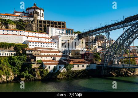 Blick vom Ufer der Altstadt von Porto in Richtung Vila Nova de Gaia, mit der Brücke „Ponte Dom Luís I“ und Portweinkellern am Douro-Fluss Stockfoto