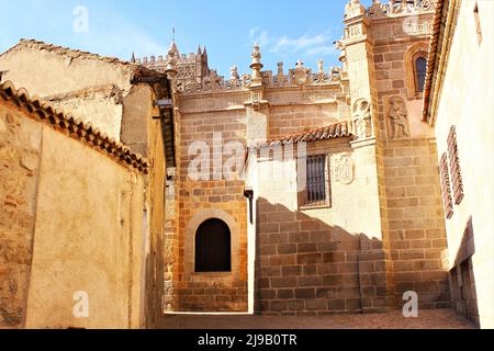 Schmale Straße Seitenansicht der Kathedrale von Avila bei Avila Spanien Foto Stockfoto