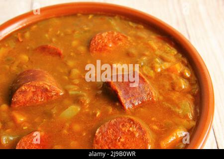Nahaufnahme Linsensuppe mit spanischer Wurst oder Chorizo traditionelle Gerichte aus Spanien. Foto Stockfoto