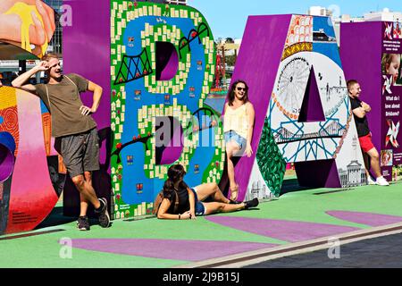 Brisbane Australien / Touristen posieren vor dem farbenfrohen Brisbane-Schild in den South Bank Parklands. Stockfoto