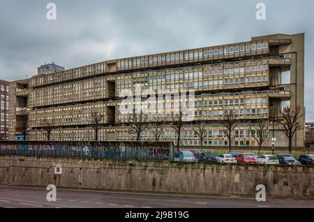 Robin Hood Gardens, Wohnsiedlung in Poplar, East London, berühmt für seine Brutalismus-Architektur Stockfoto