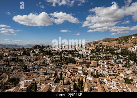 Wunderschönes Panorama auf die Albaicín, das historische Stadtzentrum von Granada, Spanien, mit seinem charakteristischen weißen Haus unter einem malerischen blauen Himmel Stockfoto