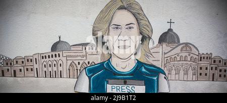 Palästinensische Künstler malen ein Wandgemälde für den Al-Jazeera-Journalisten Shireen Abu Aklei in Khan Yunis im südlichen Gazastreifen. Shireen Abu Akleh wurde am 11. 2022. Mai während des Sturms des Flüchtlingslagers Jenin im Westjordanland gemartert. Gaza, Palästina. Stockfoto