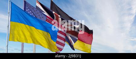 Flaggen der Welt auf Wolkenhintergrund mit Platz für Ihren Text. Stockfoto