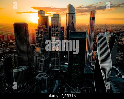 Wolkenkratzer des Geschäftszentrums von Moskau City bei Sonnenuntergang. Luftaufnahme der Skyline von Moskau und des Wolkenkratzers Stockfoto