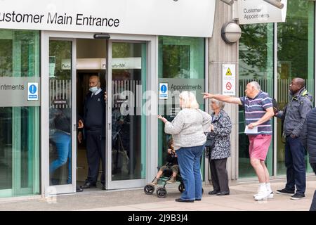 Vor dem HM Passport Office stehen Menschen Schlange. Bild aufgenommen am 27.. April 2022. © Belinda Jiao jiao.bilin@gmail.com 07598931257 https: Stockfoto