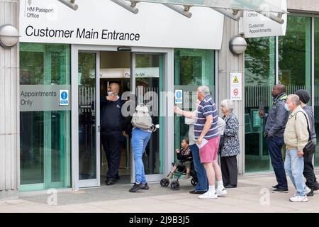 Vor dem HM Passport Office stehen Menschen Schlange. Bild aufgenommen am 27.. April 2022. © Belinda Jiao jiao.bilin@gmail.com 07598931257 https: Stockfoto