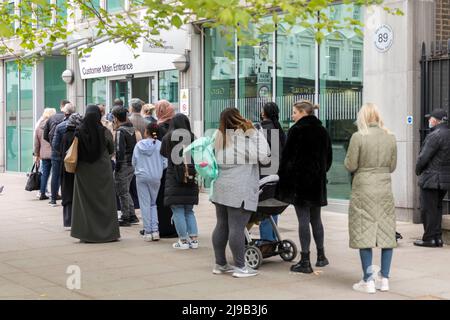 Vor dem HM Passport Office stehen Menschen Schlange. Bild aufgenommen am 27.. April 2022. © Belinda Jiao jiao.bilin@gmail.com 07598931257 https: Stockfoto