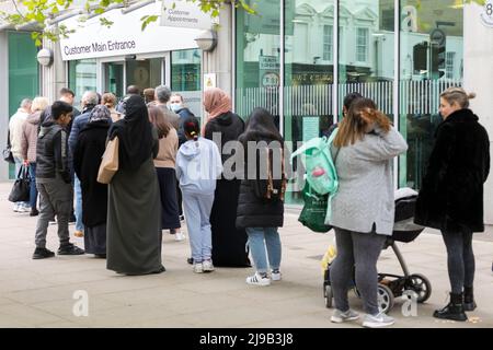 Vor dem HM Passport Office stehen Menschen Schlange. Bild aufgenommen am 27.. April 2022. © Belinda Jiao jiao.bilin@gmail.com 07598931257 https: Stockfoto