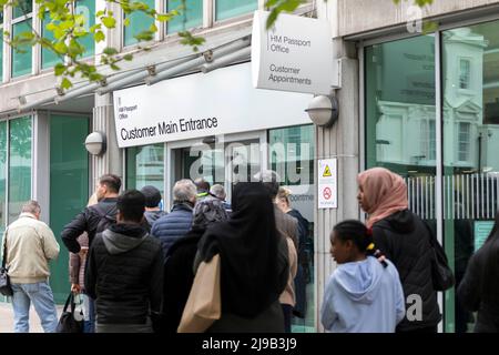 Vor dem HM Passport Office stehen Menschen Schlange. Bild aufgenommen am 27.. April 2022. © Belinda Jiao jiao.bilin@gmail.com 07598931257 https: Stockfoto