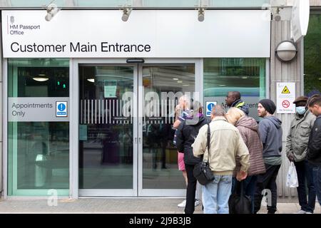 Vor dem HM Passport Office stehen Menschen Schlange. Bild aufgenommen am 27.. April 2022. © Belinda Jiao jiao.bilin@gmail.com 07598931257 https: Stockfoto