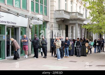 Vor dem HM Passport Office stehen Menschen Schlange. Bild aufgenommen am 27.. April 2022. © Belinda Jiao jiao.bilin@gmail.com 07598931257 https: Stockfoto