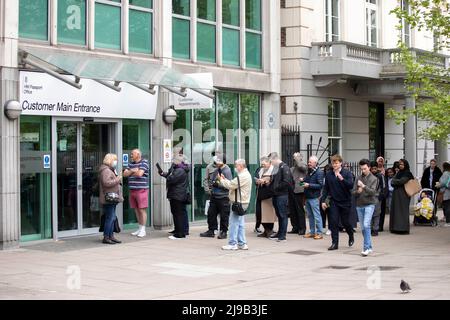 Vor dem HM Passport Office stehen Menschen Schlange. Bild aufgenommen am 27.. April 2022. © Belinda Jiao jiao.bilin@gmail.com 07598931257 https: Stockfoto