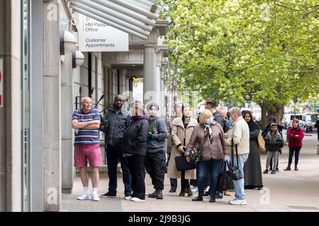 Vor dem HM Passport Office stehen Menschen Schlange. Bild aufgenommen am 27.. April 2022. © Belinda Jiao jiao.bilin@gmail.com 07598931257 https: Stockfoto