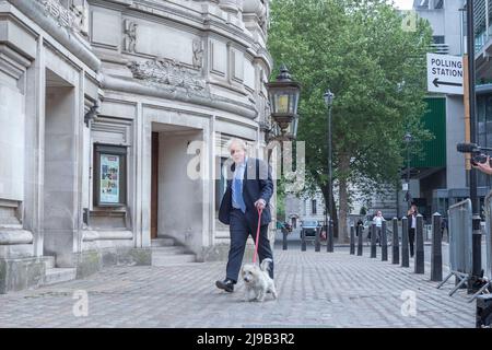 Der britische Premierminister Boris Johnson stimmt am Tag der Kommunalwahlen in der methodistischen Central Hall Westminster ab. Bild aufgenommen am 5.. Mai 2022. © Be Stockfoto