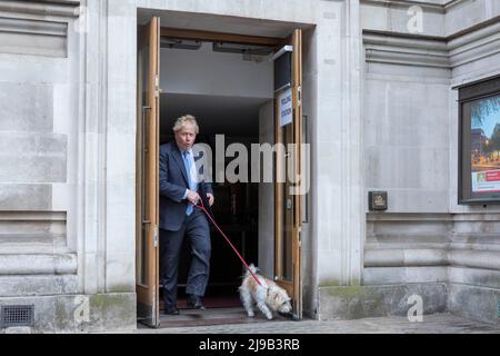 Der britische Premierminister Boris Johnson stimmt am Tag der Kommunalwahlen in der methodistischen Central Hall Westminster ab. Bild aufgenommen am 5.. Mai 2022. © Be Stockfoto