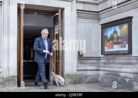 Der britische Premierminister Boris Johnson stimmt am Tag der Kommunalwahlen in der methodistischen Central Hall Westminster ab. Bild aufgenommen am 5.. Mai 2022. © Be Stockfoto