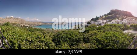 Panoramablick auf Lindos die Stadt mit weißen Häusern in Griechenland. Stockfoto