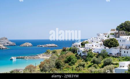 Panoramablick auf Lindos die Stadt mit weißen Häusern in Griechenland. Stockfoto