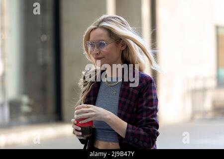 Laura Whitmore, die irische Model, Fernseh- und Radiomoderatorin und Schauspielerin, kommt an einem Sonntagmorgen im BBC Broadcasting House am Langham Place an. Bild Stockfoto