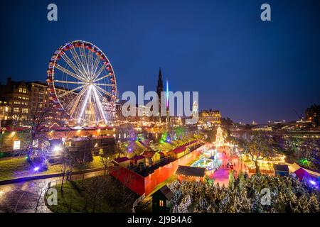 Winterfestival in der Altstadt von Edinburgh bei Nacht, Schottland Großbritannien Stockfoto