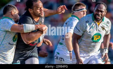 Billy Vunipola aus Saracens versucht sich während des Rugby-Spiels der Gallagher Premiership zwischen Saracens und Northampton Saints am 21. Mai 2022 im StoneX Stadium, London, England, vom Tackle zu befreien. Foto von Phil Hutchinson. Nur zur redaktionellen Verwendung, Lizenz für kommerzielle Nutzung erforderlich. Keine Verwendung bei Wetten, Spielen oder Veröffentlichungen einzelner Clubs/Vereine/Spieler. Stockfoto