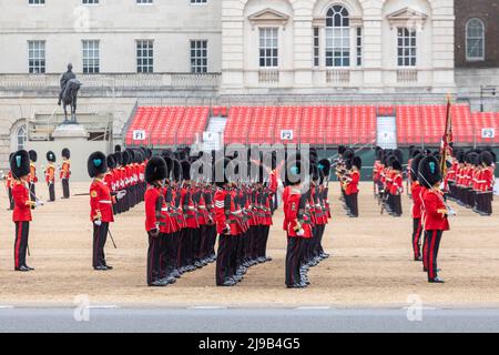 1. das Bataillon Irish Guards probt in Vorbereitung auf die Aufnahme von Aufgaben während der Jubilee-Feierlichkeiten der Königin. Bild aufgenommen am 13.. Mai 202 Stockfoto