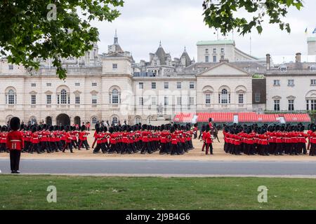 1. das Bataillon Irish Guards probt in Vorbereitung auf die Aufnahme von Aufgaben während der Jubilee-Feierlichkeiten der Königin. Bild aufgenommen am 13.. Mai 202 Stockfoto