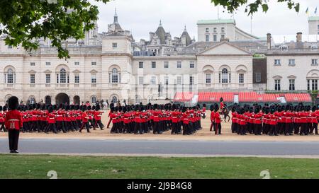 1. das Bataillon Irish Guards probt in Vorbereitung auf die Aufnahme von Aufgaben während der Jubilee-Feierlichkeiten der Königin. Bild aufgenommen am 13.. Mai 202 Stockfoto