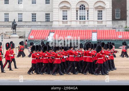 1. das Bataillon Irish Guards probt in Vorbereitung auf die Aufnahme von Aufgaben während der Jubilee-Feierlichkeiten der Königin. Bild aufgenommen am 13.. Mai 202 Stockfoto