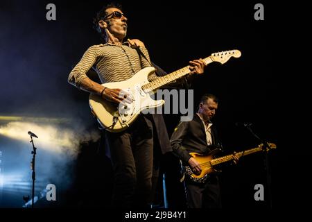 Kopenhagen, Dänemark. 21.. Mai 2022. Die schottische Rockband Simple Minds spielt ein Live-Konzert in den KB Hallen auf dem Frederiksberg, Kopenhagen. Hier ist Gitarrist Gordy Goudie live auf der Bühne zu sehen. (Foto: Gonzales Photo/Alamy Live News Stockfoto