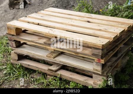 Holzversandpaletten im Freien. Stapel von Europaletten. Stockfoto