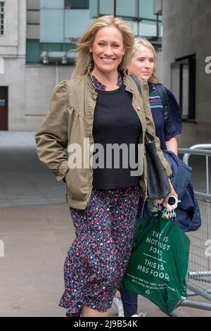 Sophie Raworth, BBC-Journalistin, Nachrichtensprecherin und Rundfunkanstalt, verlässt das BBC Broadcasting House am Langham Place, um den Sonntagmorgen aufzunehmen Stockfoto